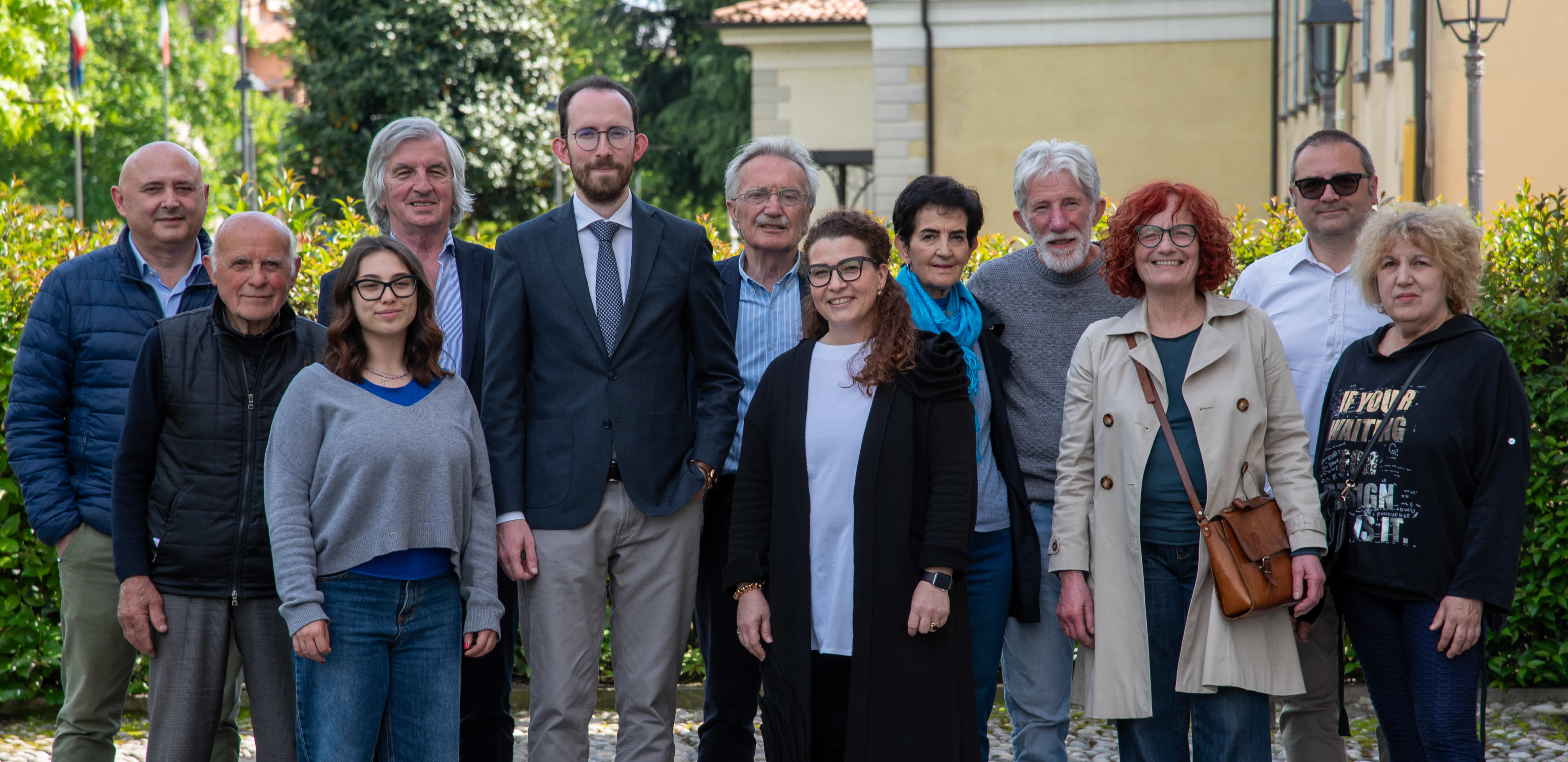 Foto di un gruppo di persone che lavorano insieme